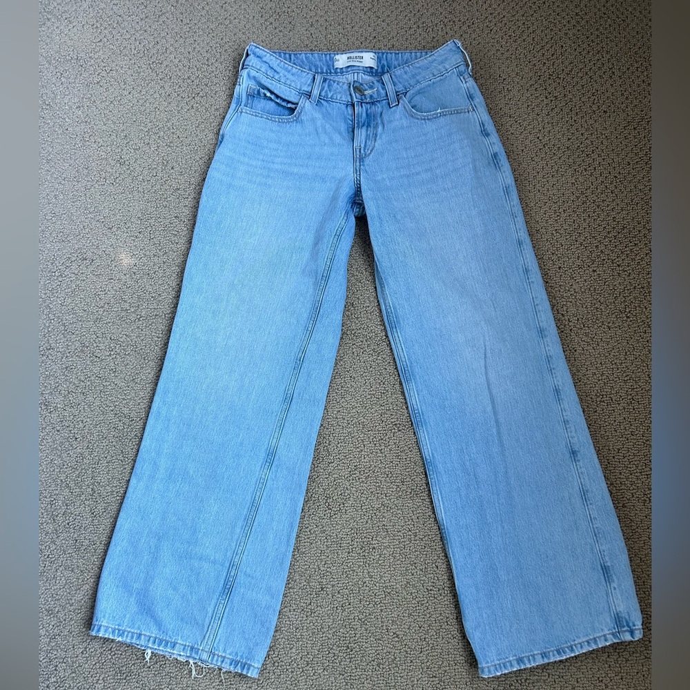 Hollister Low Rise Baggy Jeans in Light Blue
Size 0Regular W25